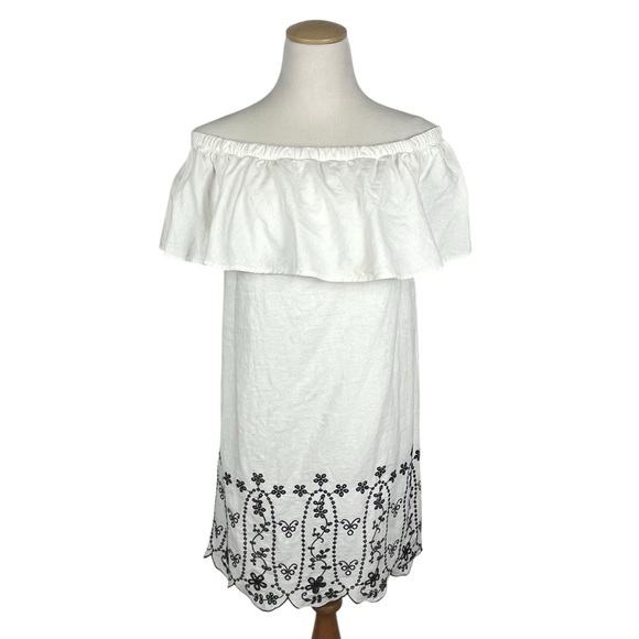 Old Navy Dresses & Skirts - Old Navy Linen Blend Embroidered Eyelet Off the Shoulder White & Navy Dress XS